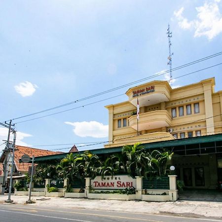 Reddoorz Plus Near Alun Alun Karanganyar Solo المظهر الخارجي الصورة