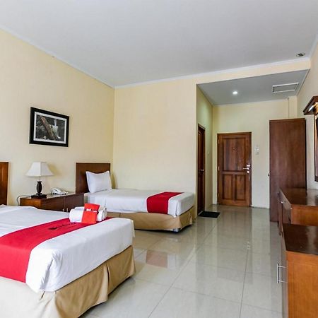 Reddoorz Plus Near Alun Alun Karanganyar Solo المظهر الخارجي الصورة