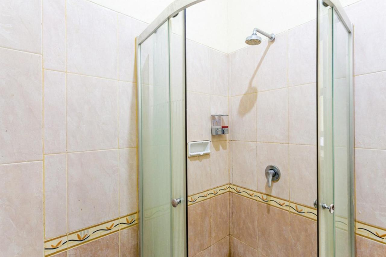 Reddoorz Plus Near Alun Alun Karanganyar Solo المظهر الخارجي الصورة