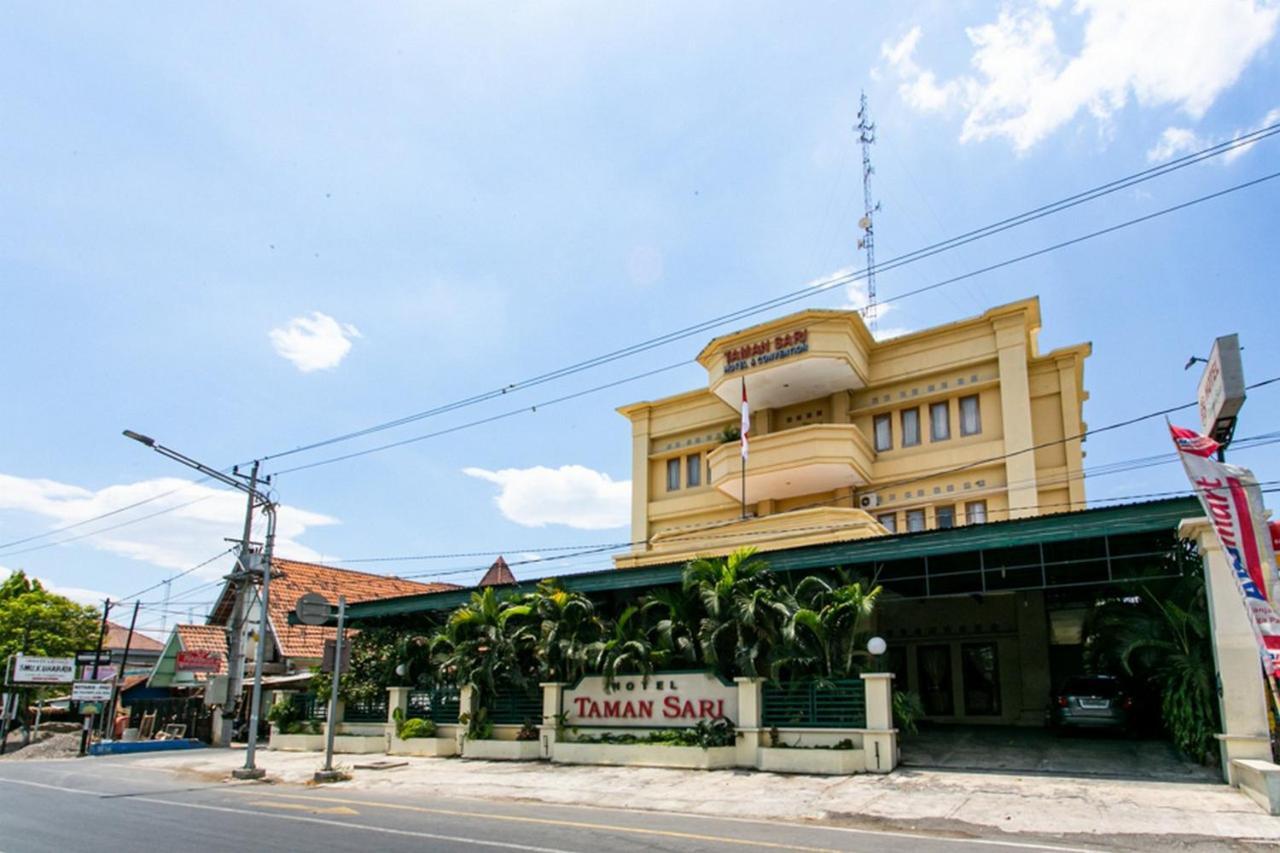 Reddoorz Plus Near Alun Alun Karanganyar Solo المظهر الخارجي الصورة