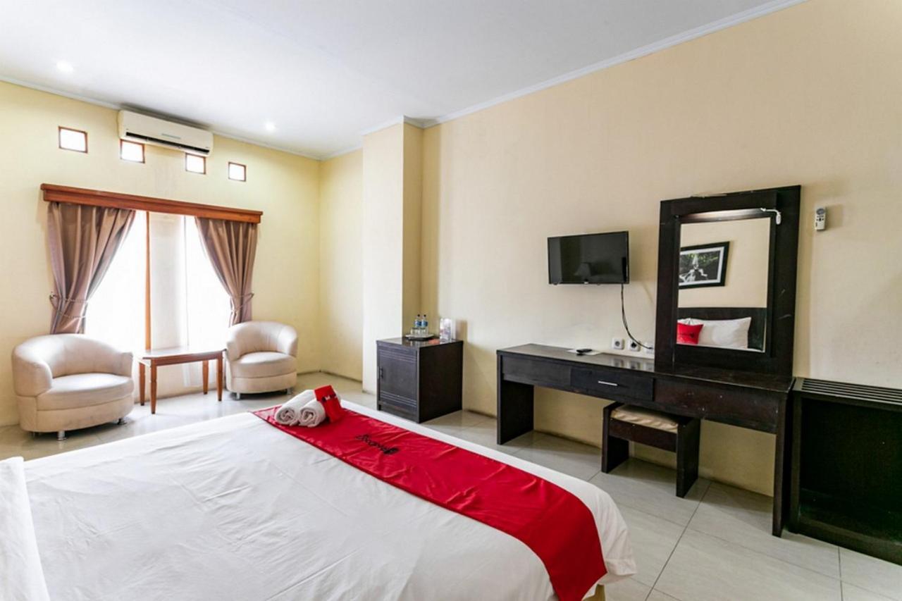 Reddoorz Plus Near Alun Alun Karanganyar Solo المظهر الخارجي الصورة