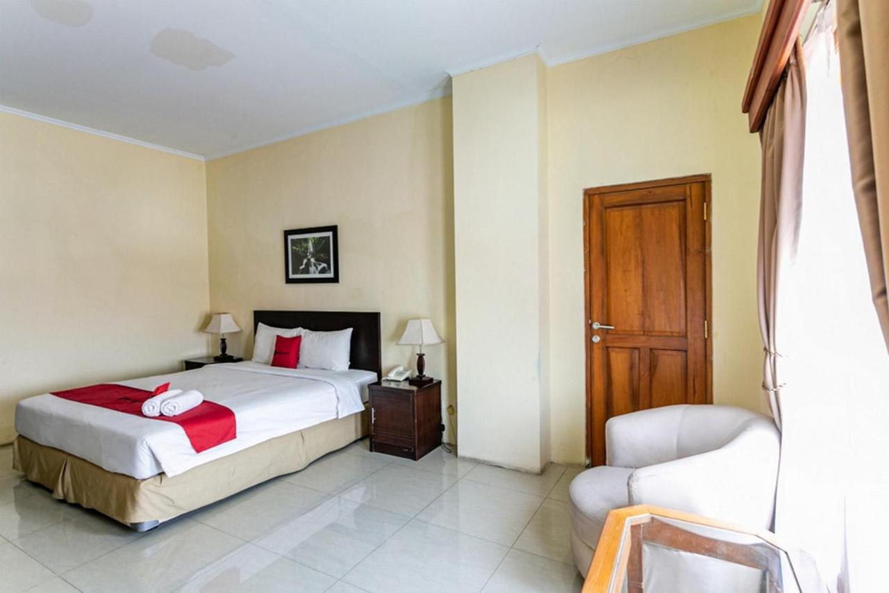 Reddoorz Plus Near Alun Alun Karanganyar Solo المظهر الخارجي الصورة