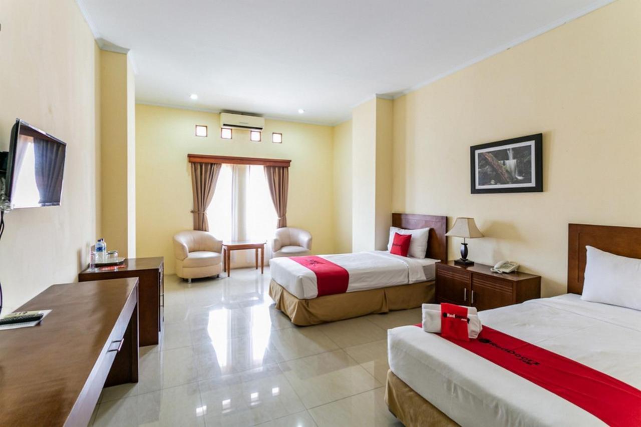 Reddoorz Plus Near Alun Alun Karanganyar Solo المظهر الخارجي الصورة