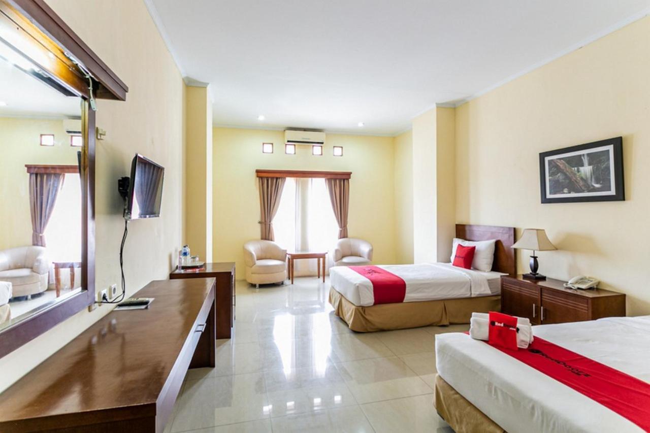 Reddoorz Plus Near Alun Alun Karanganyar Solo المظهر الخارجي الصورة