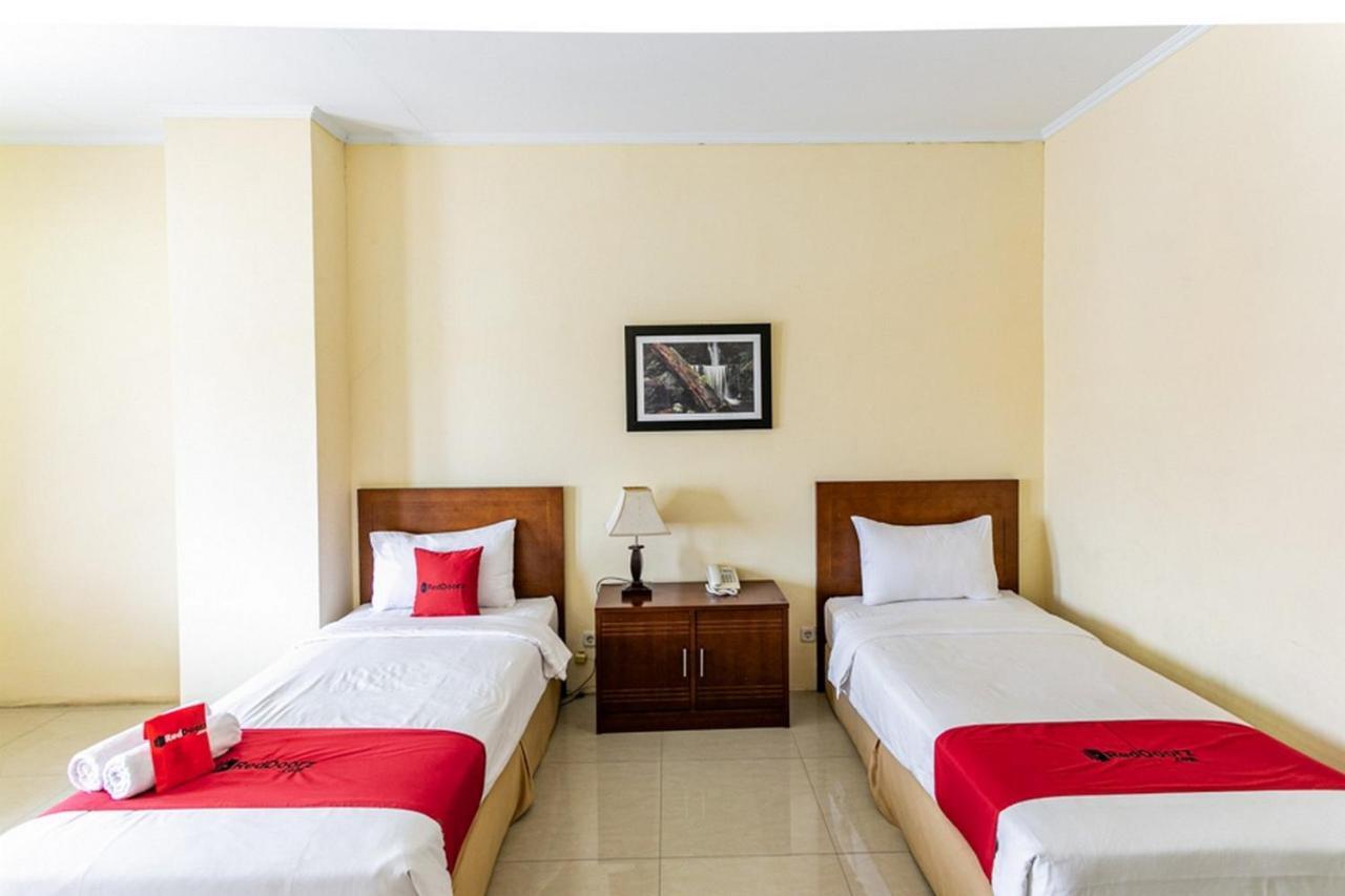 Reddoorz Plus Near Alun Alun Karanganyar Solo المظهر الخارجي الصورة