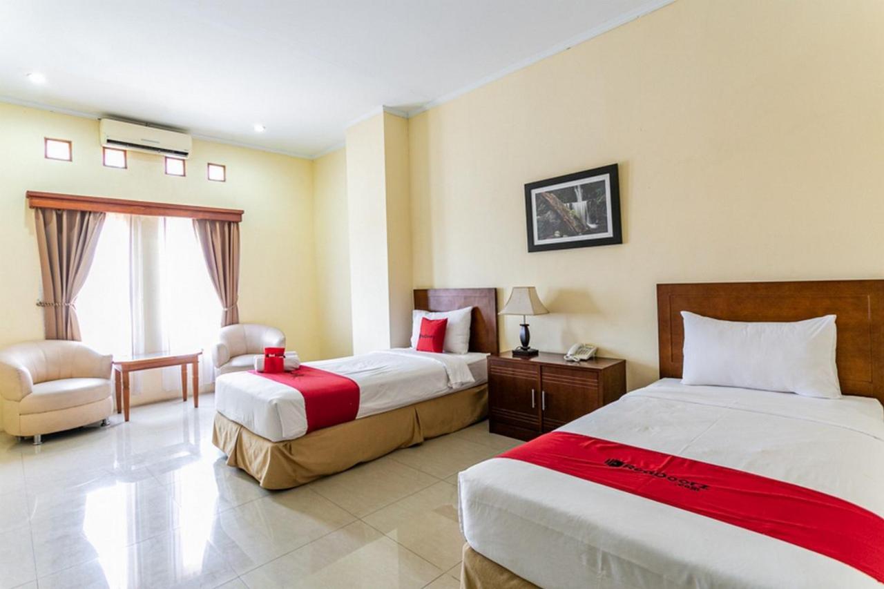 Reddoorz Plus Near Alun Alun Karanganyar Solo المظهر الخارجي الصورة