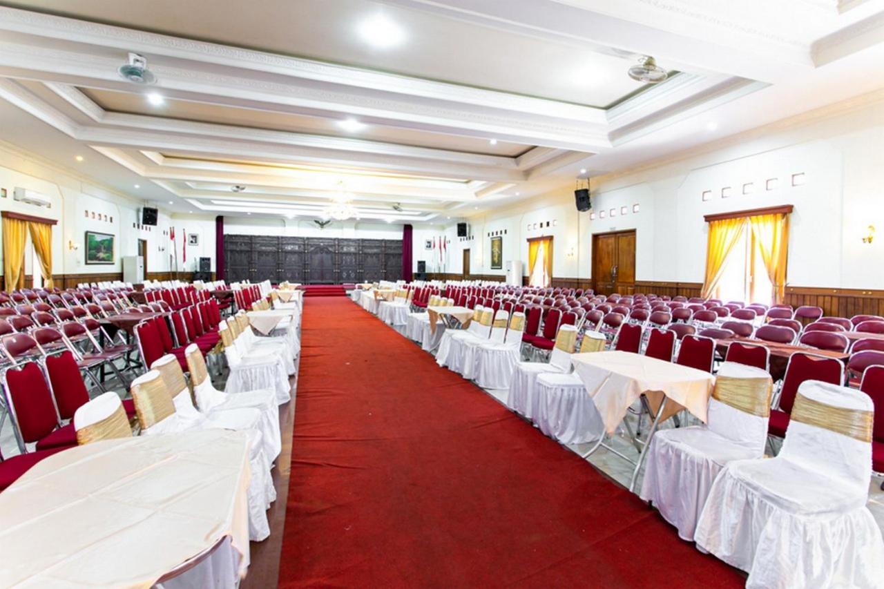 Reddoorz Plus Near Alun Alun Karanganyar Solo المظهر الخارجي الصورة