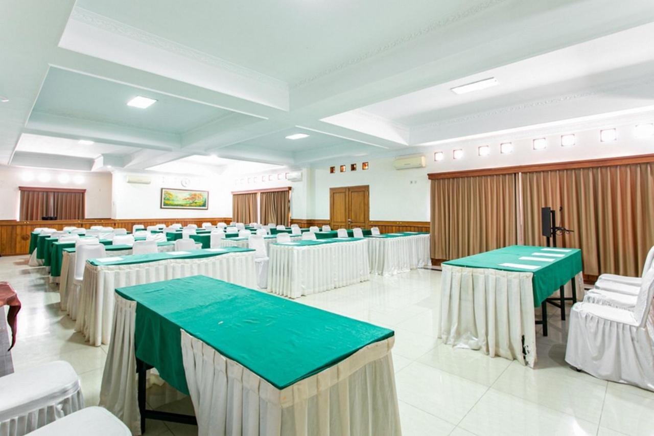 Reddoorz Plus Near Alun Alun Karanganyar Solo المظهر الخارجي الصورة